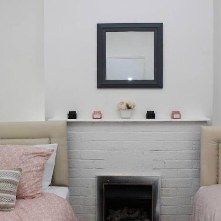 Newly Refurbished 3 Bed 2.5 Bath House In Staines Villa Dış mekan fotoğraf