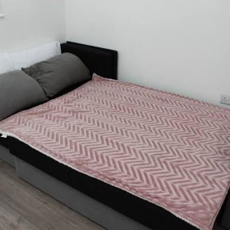 Newly Refurbished 3 Bed 2.5 Bath House In Staines Villa Dış mekan fotoğraf