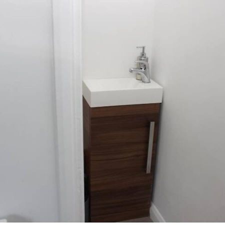Newly Refurbished 3 Bed 2.5 Bath House In Staines Villa Dış mekan fotoğraf