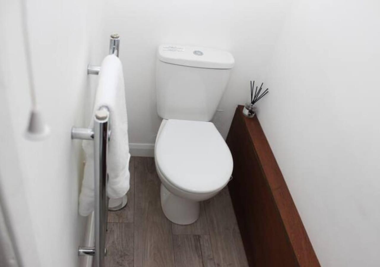 Newly Refurbished 3 Bed 2.5 Bath House In Staines Villa Dış mekan fotoğraf