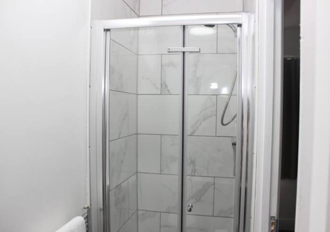Newly Refurbished 3 Bed 2.5 Bath House In Staines Villa Dış mekan fotoğraf
