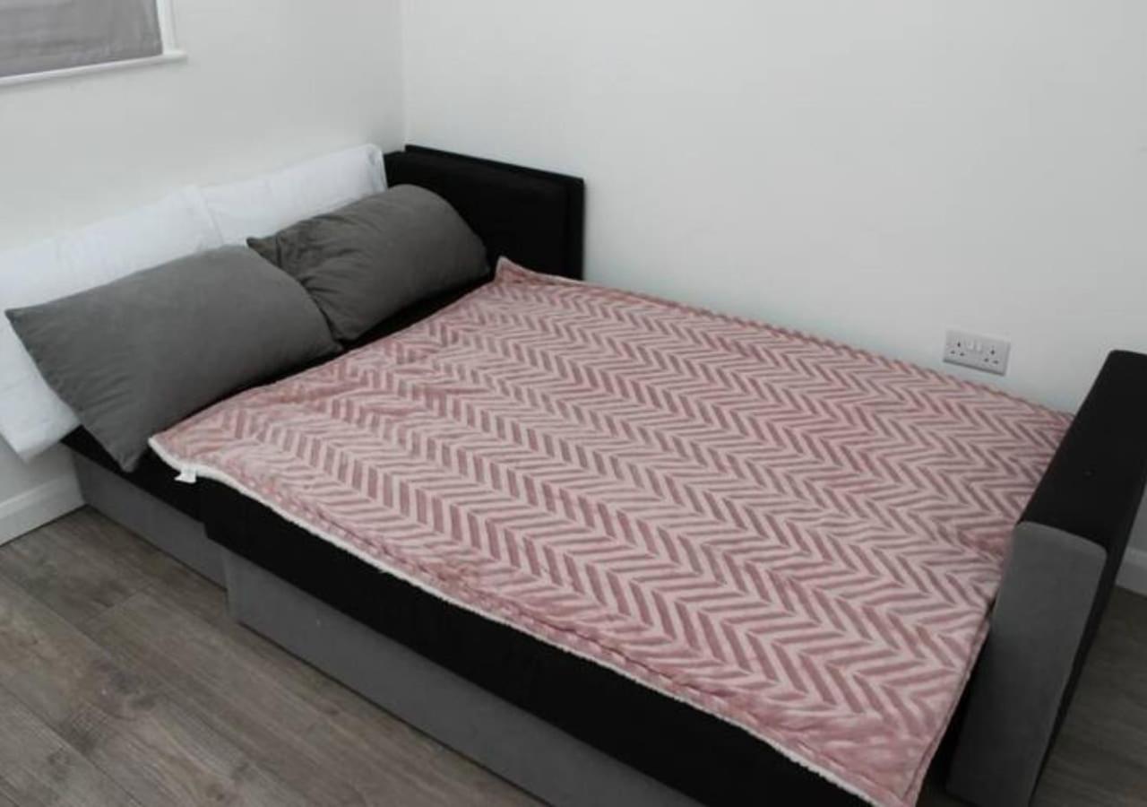 Newly Refurbished 3 Bed 2.5 Bath House In Staines Villa Dış mekan fotoğraf