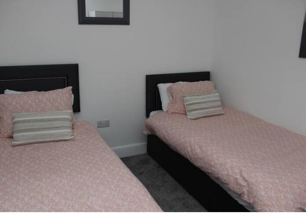 Newly Refurbished 3 Bed 2.5 Bath House In Staines Villa Dış mekan fotoğraf