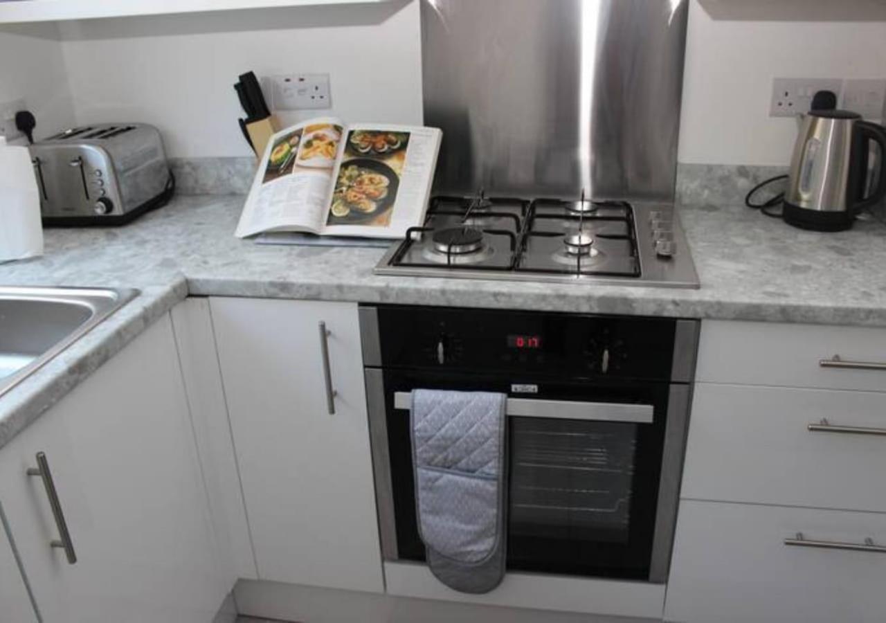 Newly Refurbished 3 Bed 2.5 Bath House In Staines Villa Dış mekan fotoğraf
