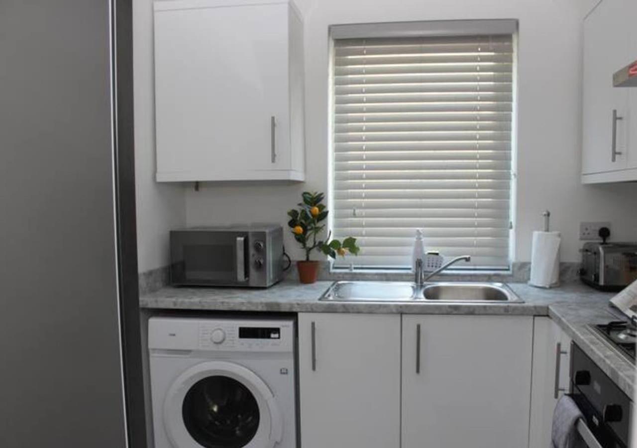 Newly Refurbished 3 Bed 2.5 Bath House In Staines Villa Dış mekan fotoğraf