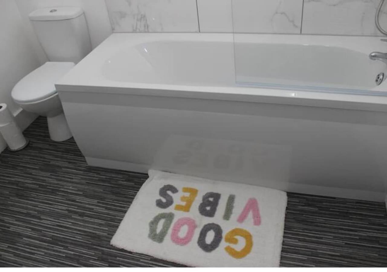 Newly Refurbished 3 Bed 2.5 Bath House In Staines Villa Dış mekan fotoğraf