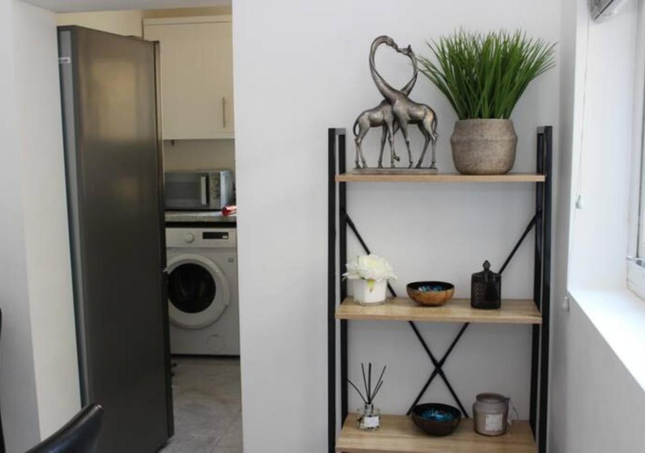 Newly Refurbished 3 Bed 2.5 Bath House In Staines Villa Dış mekan fotoğraf