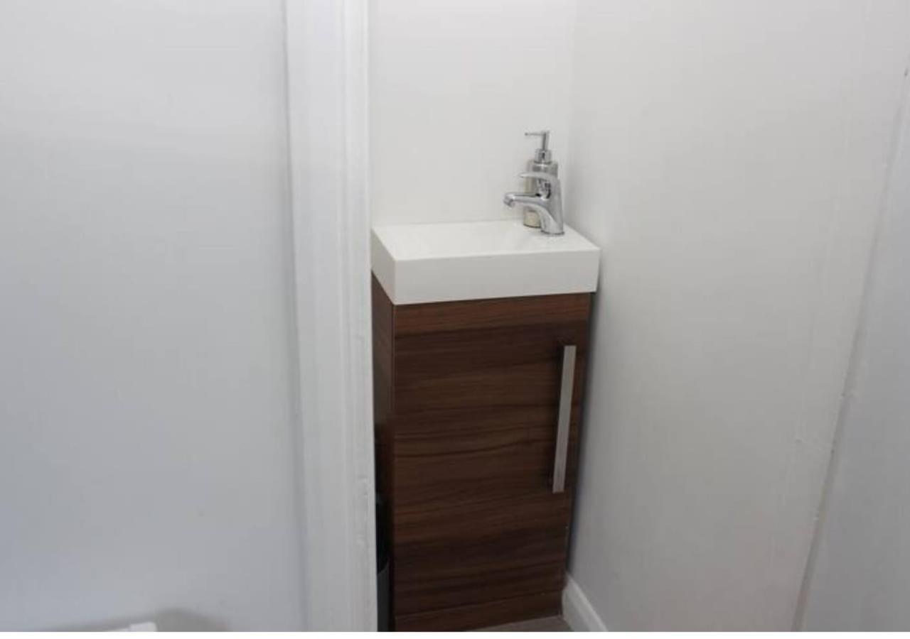 Newly Refurbished 3 Bed 2.5 Bath House In Staines Villa Dış mekan fotoğraf
