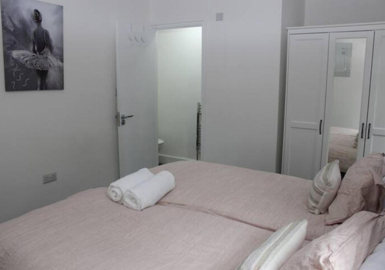 Newly Refurbished 3 Bed 2.5 Bath House In Staines Villa Dış mekan fotoğraf